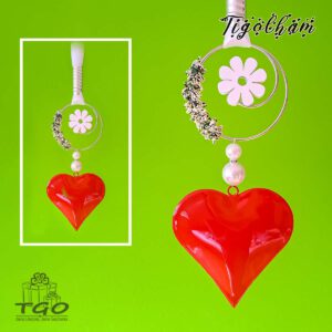 Rotes Herz aus Metall als Fensterdeko, inspiriert von einem stillen Moment im Alltag.